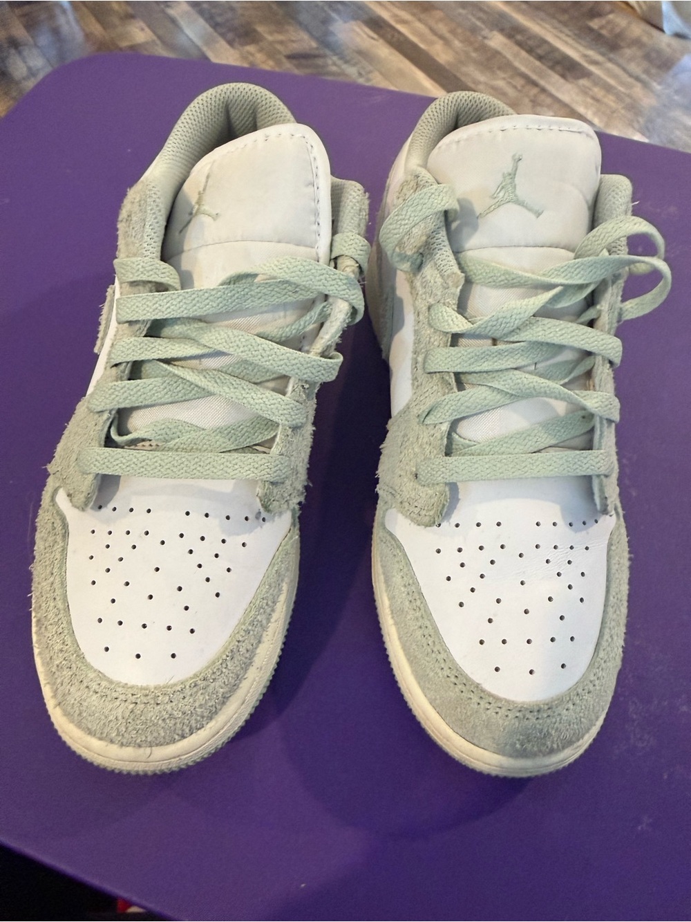Nike Air Force Kids Low-Top Sneakers in Pale Green and White
